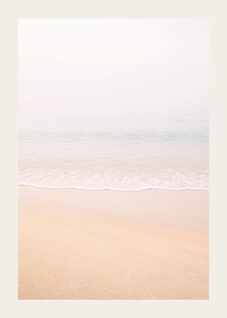 Des plages aux teintes pastel douces se fondent dans un horizon paisible.-12