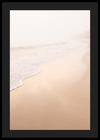 Une plage chaude et douce, enveloppée d'une brume légère, crée une atmosphère de paix et de tranquillité.-4