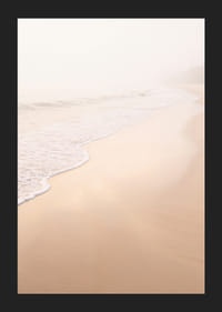 Une plage chaude et douce, enveloppée d'une brume légère, crée une atmosphère de paix et de tranquillité.-5