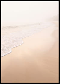 Une plage chaude et douce, enveloppée d'une brume légère, crée une atmosphère de paix et de tranquillité.-6