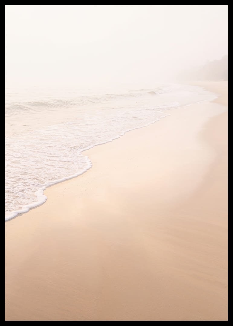 Une plage chaude et douce, enveloppée d'une brume légère, crée une atmosphère de paix et de tranquillité.-12