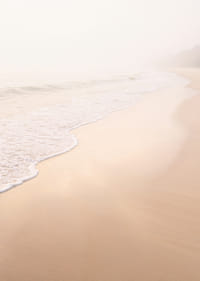 Une plage chaude et douce, enveloppée d'une brume légère, crée une atmosphère de paix et de tranquillité.-7