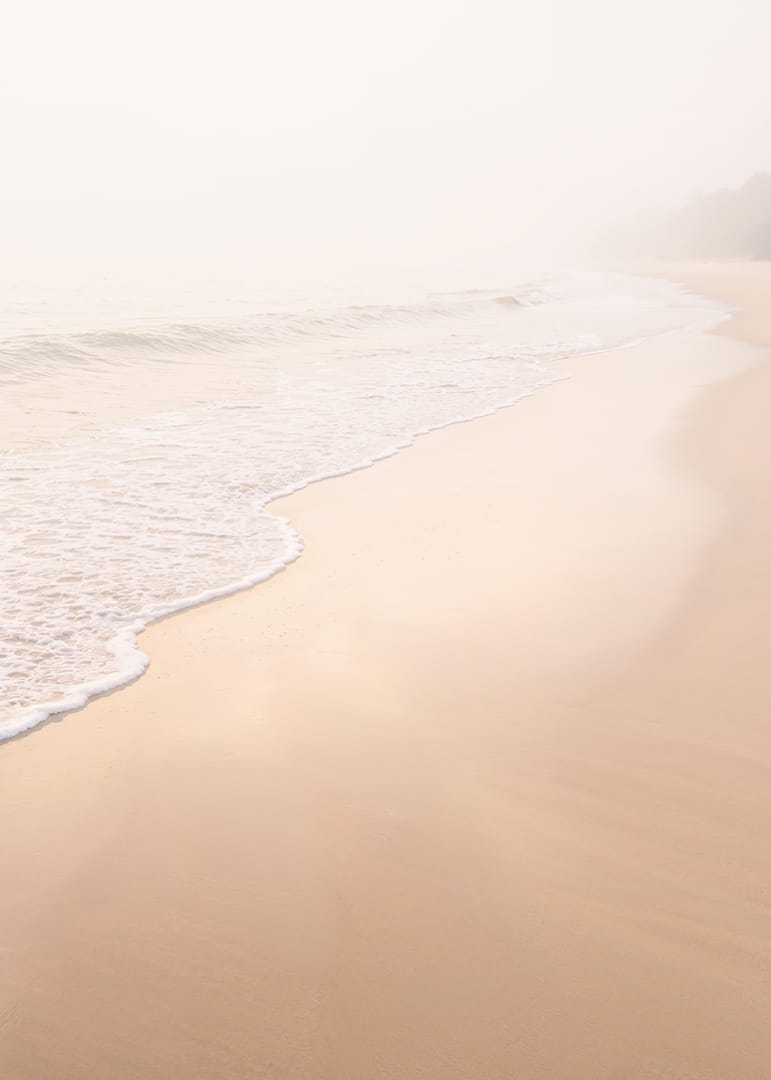 Une plage chaude et douce, enveloppée d'une brume légère, crée une atmosphère de paix et de tranquillité.-12