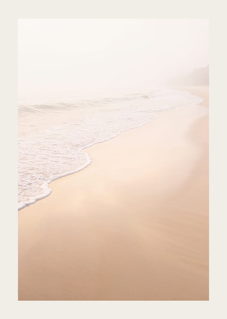 Une plage chaude et douce, enveloppée d'une brume légère, crée une atmosphère de paix et de tranquillité.-12