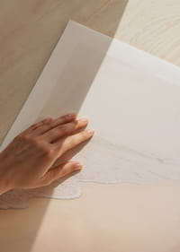 Une plage chaude et douce, enveloppée d'une brume légère, crée une atmosphère de paix et de tranquillité.-9