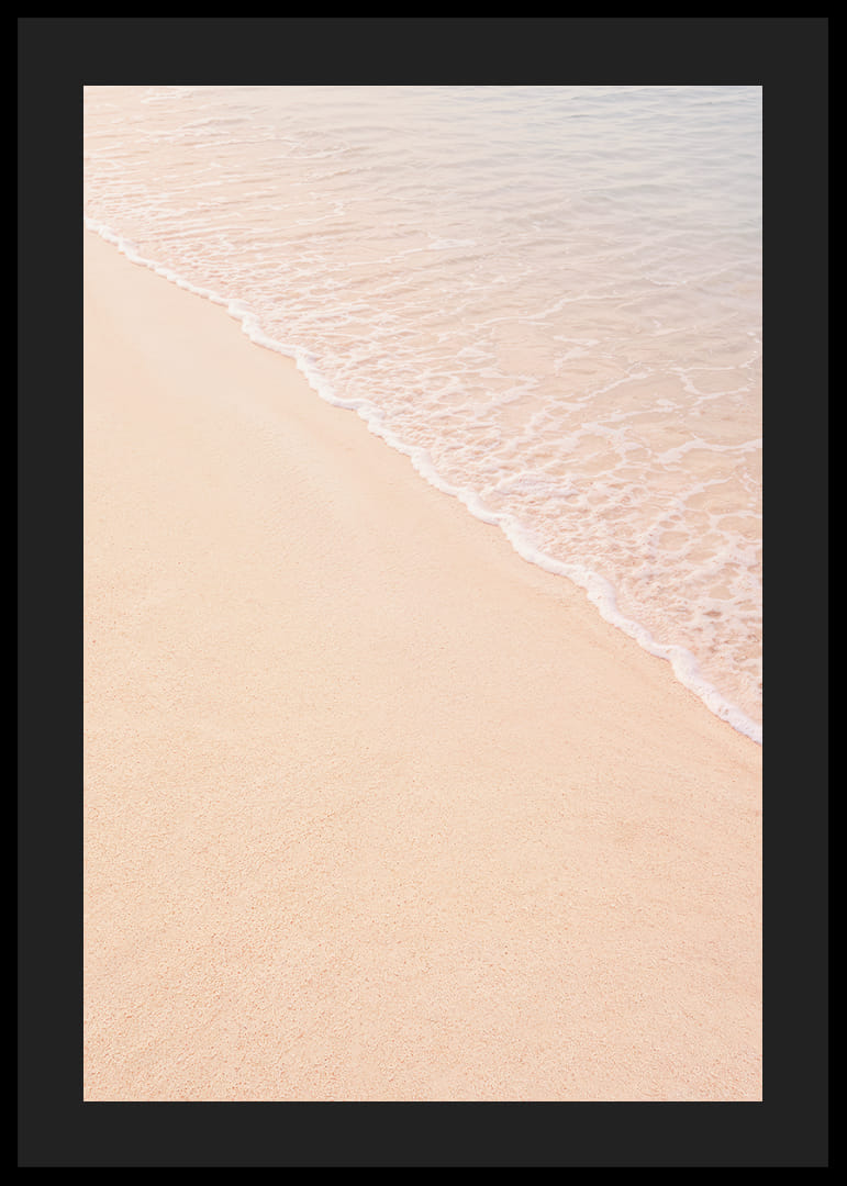 Une plage de sable rose caresse les douces vagues de l'océan.-12