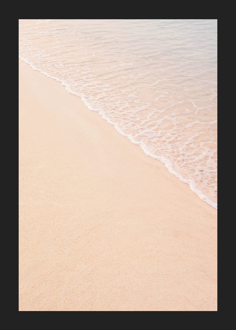 Une plage de sable rose caresse les douces vagues de l'océan.-12