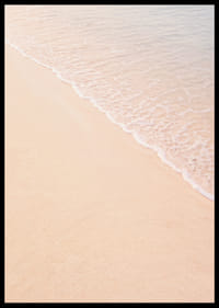 Une plage de sable rose caresse les douces vagues de l'océan.-6