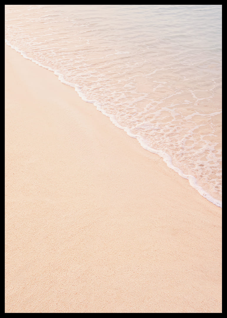Une plage de sable rose caresse les douces vagues de l'océan.-12
