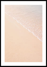 Une plage de sable rose caresse les douces vagues de l'océan.-0