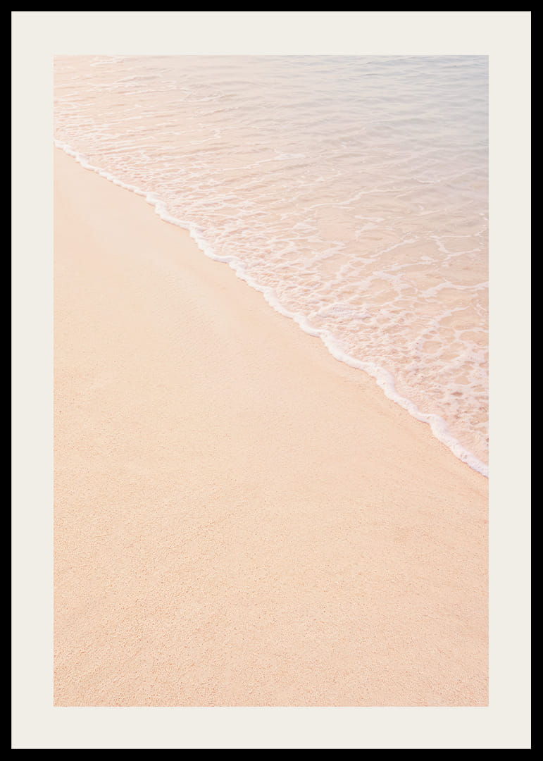 Une plage de sable rose caresse les douces vagues de l'océan.-12