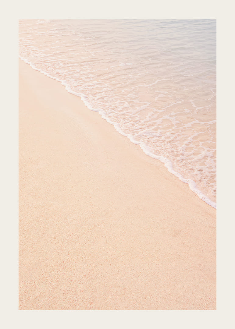 Une plage de sable rose caresse les douces vagues de l'océan.-12