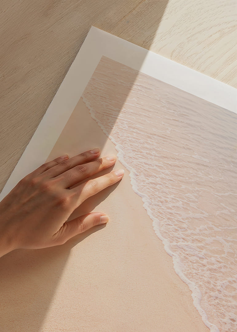 Une plage de sable rose caresse les douces vagues de l'océan.-12