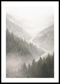 Des montagnes magiques enveloppées de brume créent une harmonie paisible.-0