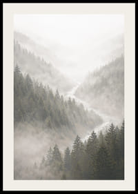 Des montagnes magiques enveloppées de brume créent une harmonie paisible.-2