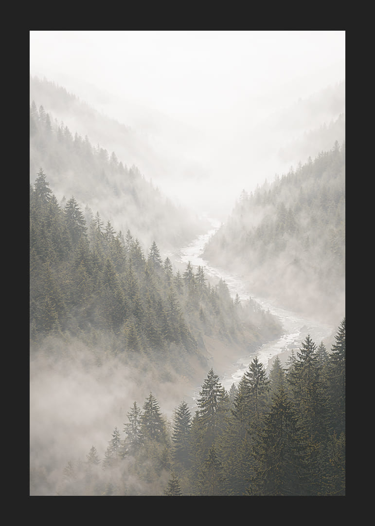 Des montagnes magiques enveloppées de brume créent une harmonie paisible.-12