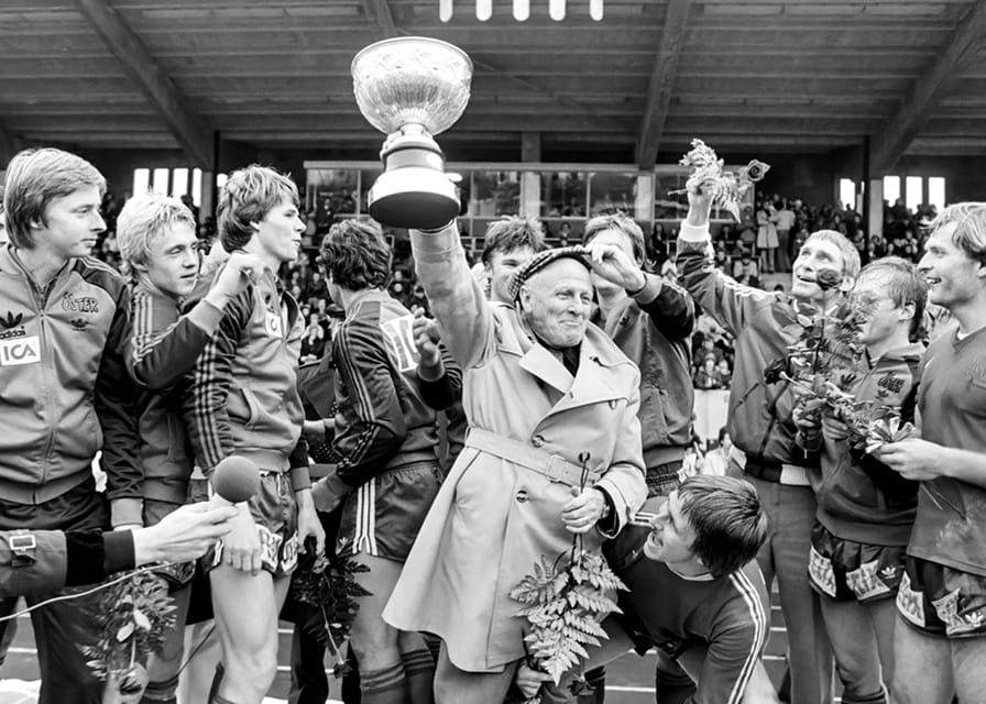 Stig Svensson Med Pokalen 1978 Östers IF No2-12