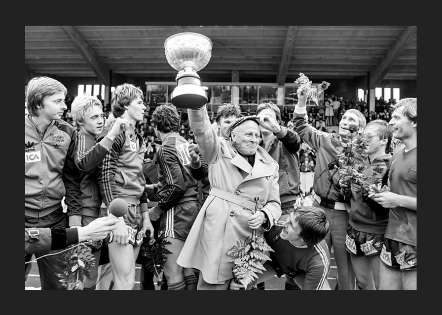 Stig Svensson Med Pokalen 1978 Östers IF No2-12