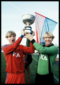 Thomas Och Andreas Ravelli Lyfter Pokalen 1981 Östers IF -8