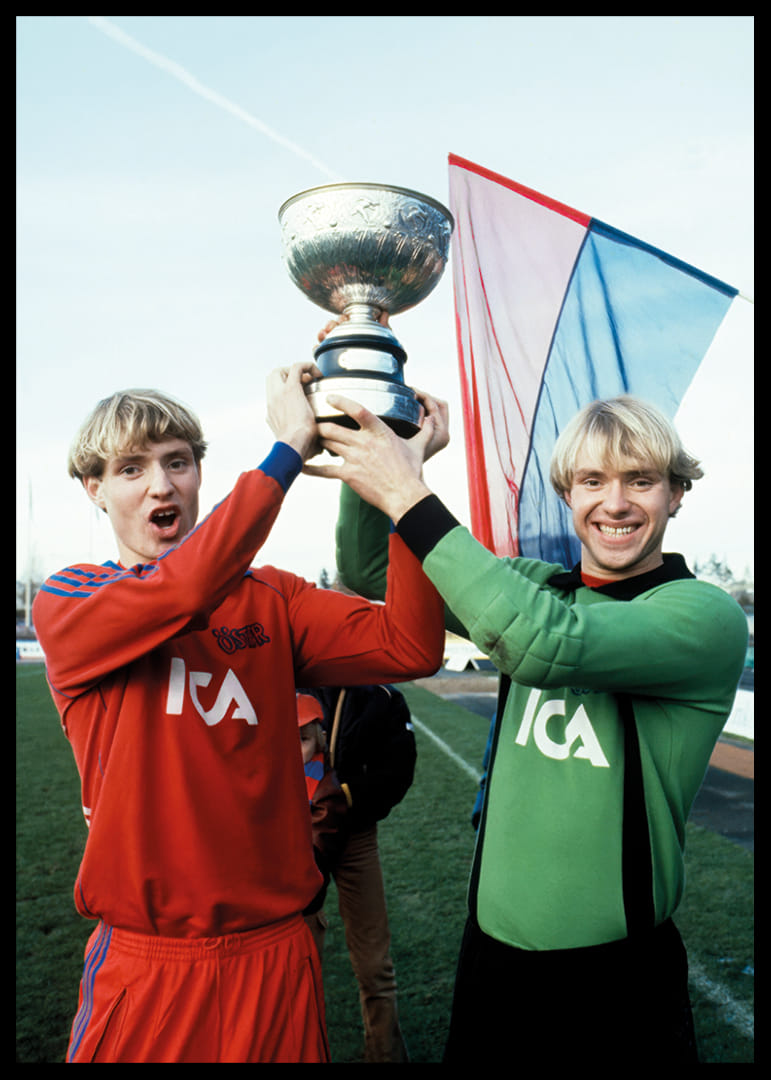 Thomas Och Andreas Ravelli Lyfter Pokalen 1981 Östers IF -12