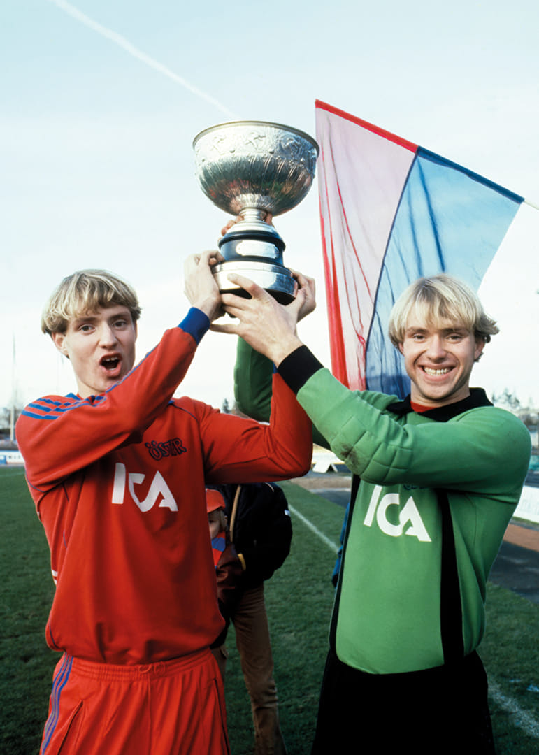 Thomas Och Andreas Ravelli Lyfter Pokalen 1981 Östers IF -12
