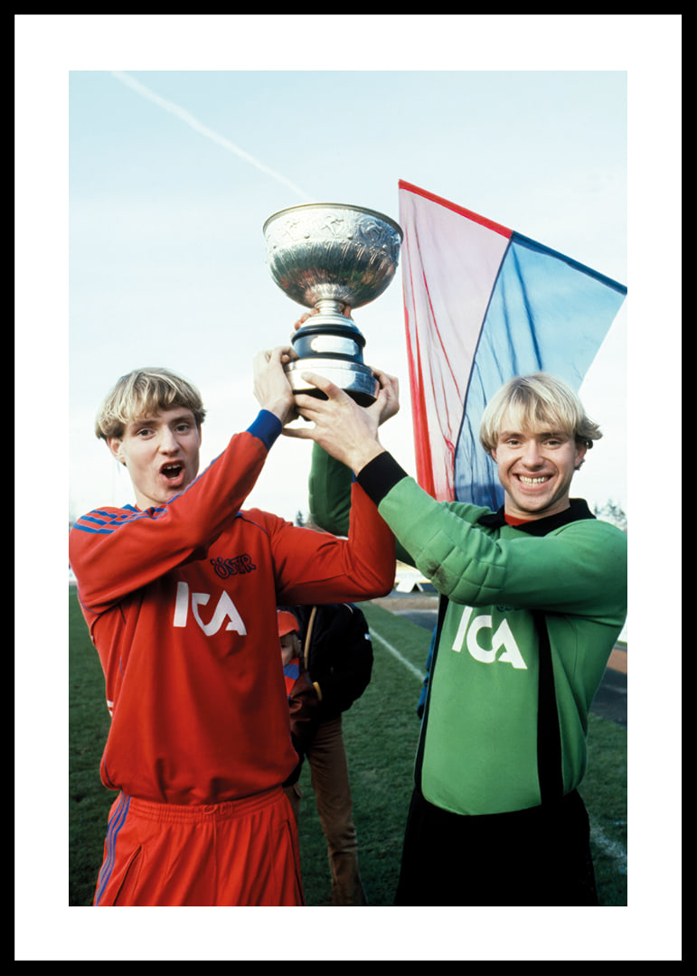 Thomas Och Andreas Ravelli Lyfter Pokalen 1981 Östers IF -12