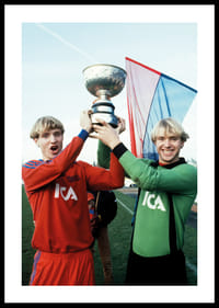 Thomas Och Andreas Ravelli Lyfter Pokalen 1981 Östers IF -2