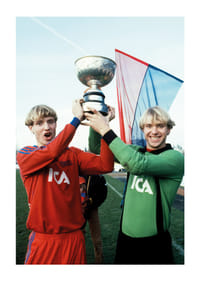 Thomas Och Andreas Ravelli Lyfter Pokalen 1981 Östers IF -3