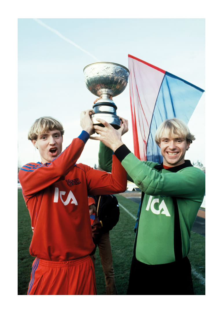 Thomas Och Andreas Ravelli Lyfter Pokalen 1981 Östers IF -12