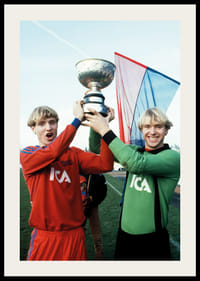 Thomas Och Andreas Ravelli Lyfter Pokalen 1981 Östers IF -4