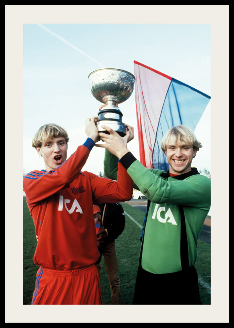 Thomas Och Andreas Ravelli Lyfter Pokalen 1981 Östers IF -12