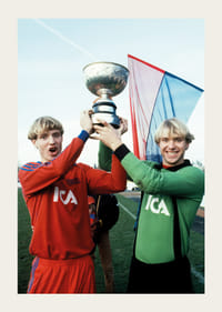 Thomas Och Andreas Ravelli Lyfter Pokalen 1981 Östers IF -5