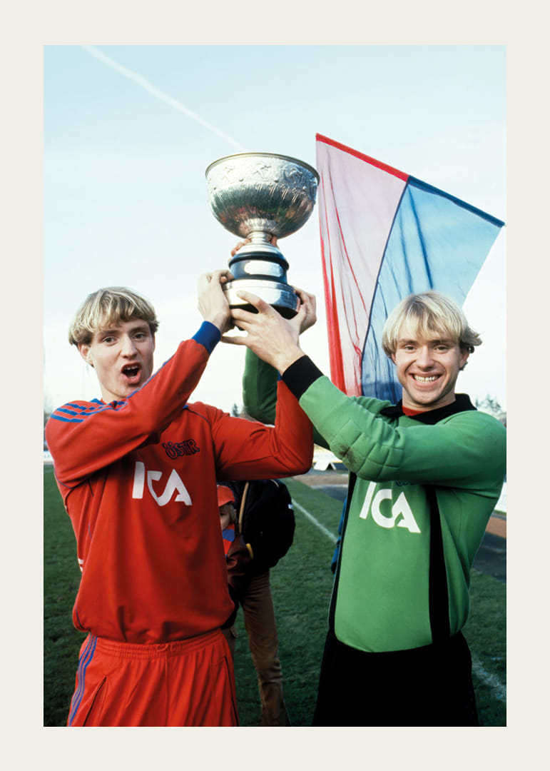 Thomas Och Andreas Ravelli Lyfter Pokalen 1981 Östers IF -12