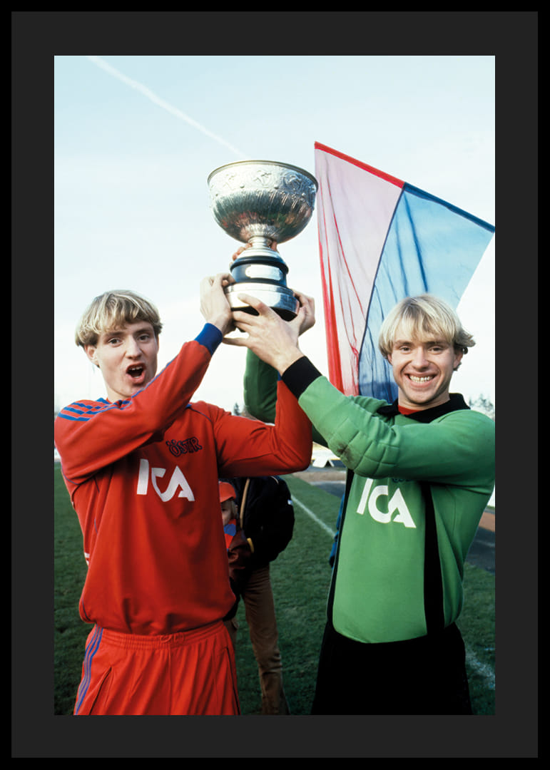 Thomas Och Andreas Ravelli Lyfter Pokalen 1981 Östers IF -12