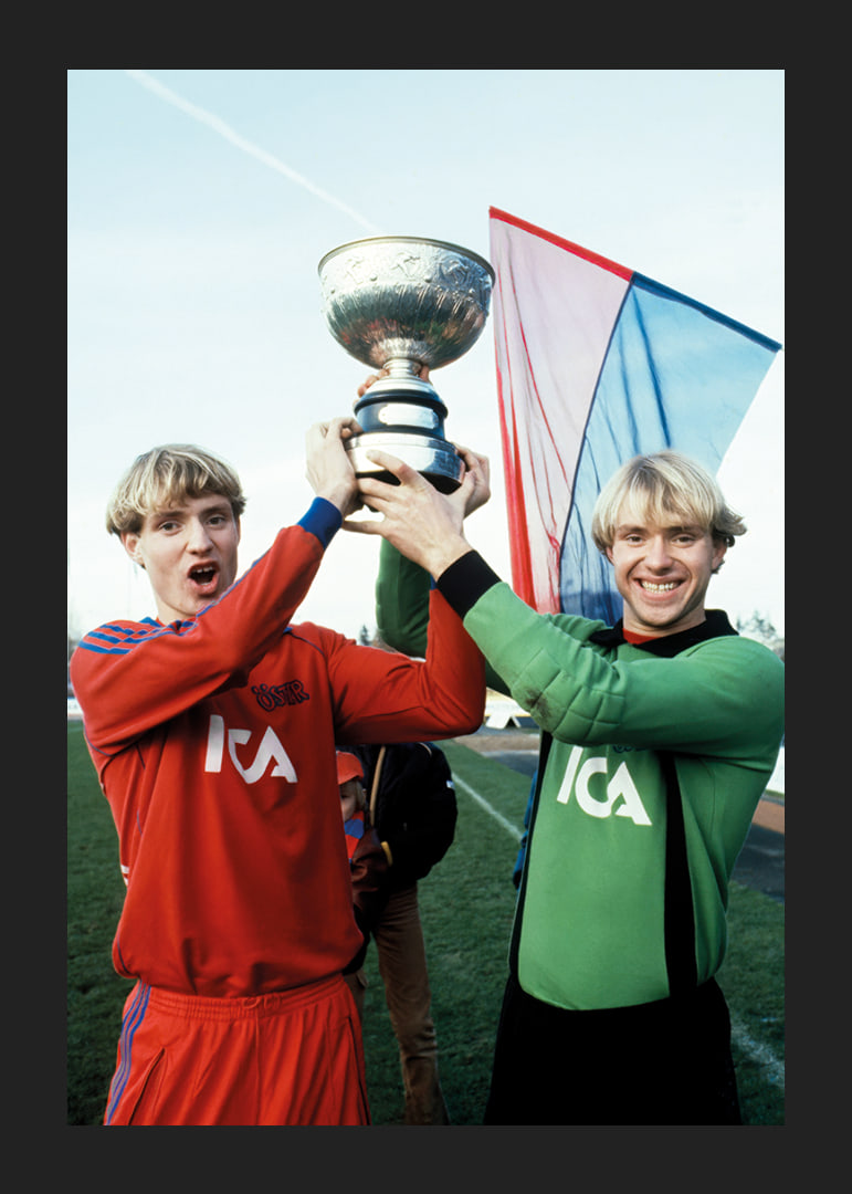 Thomas Och Andreas Ravelli Lyfter Pokalen 1981 Östers IF -12
