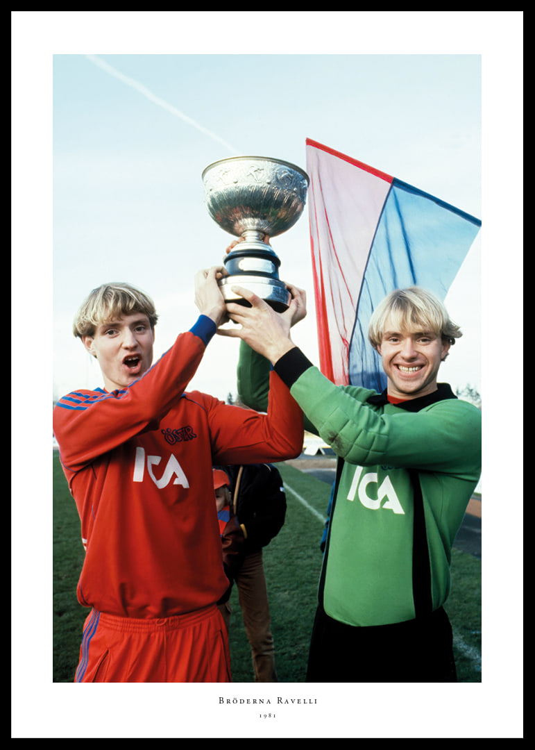 Thomas Och Andreas Ravelli Lyfter Pokalen 1981 Östers IF -12
