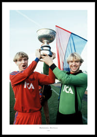 Thomas Och Andreas Ravelli Lyfter Pokalen 1981 Östers IF -0