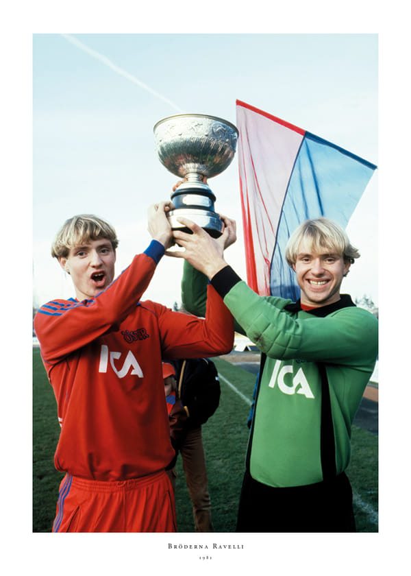 Poster Thomas Och Andreas Ravelli Lyfter Pokalen 1981 Östers IF 