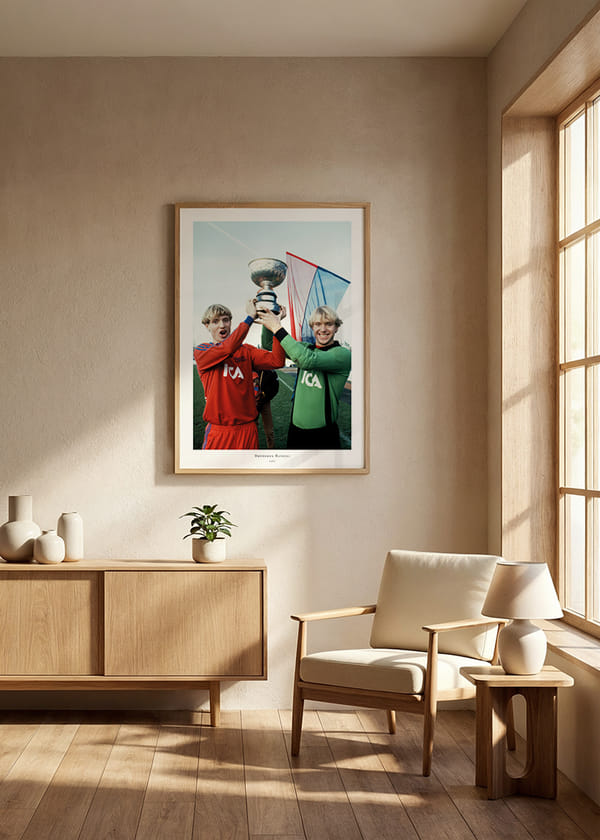 Poster Thomas Och Andreas Ravelli Lyfter Pokalen 1981 Östers IF  crossfade