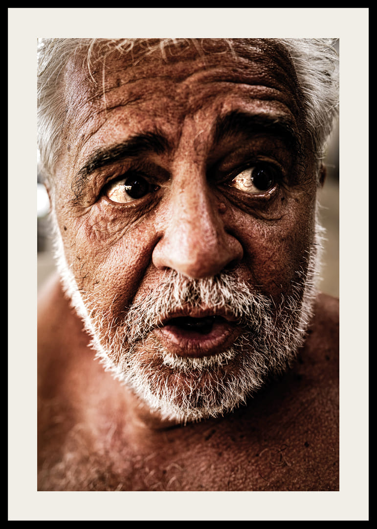 Silný portrét s prítomnosťou, emóciami a stopami života-12
