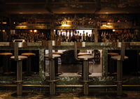 Exklusive Bar mit einladender Atmosphäre-7