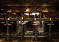 Bar exclusif à l'ambiance chaleureuse-7