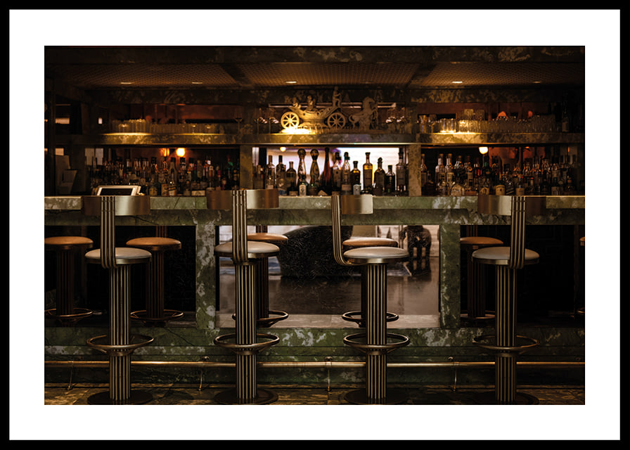 Exklusive Bar mit einladender Atmosphäre-12