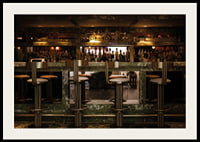 Exklusive Bar mit einladender Atmosphäre-2