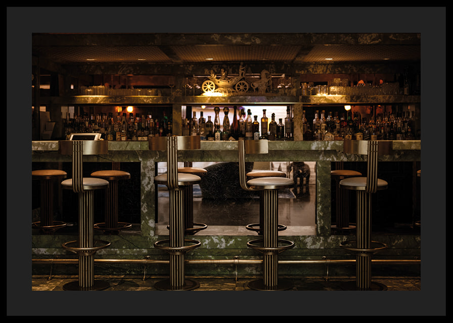 Exklusive Bar mit einladender Atmosphäre-12