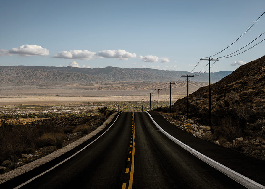 Route sans fin dans le désert-12