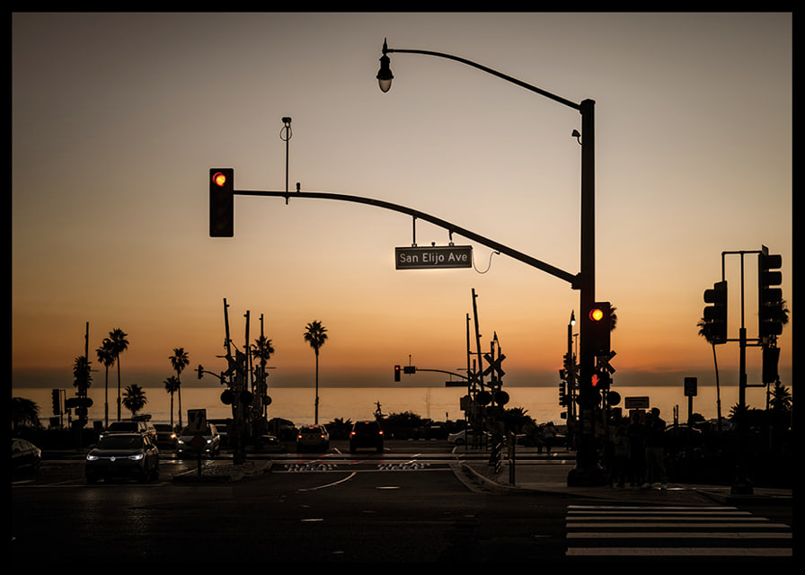 City pulse meets the calm of the sea-12