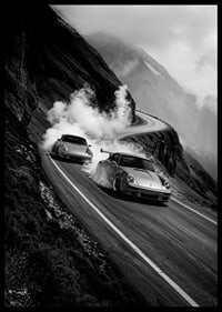 Två Porsche 911 driftar i en dimmig bergskurva-6