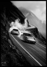 Dve Porsche 911 driftujúce v hmlistej horskej zákrute-6