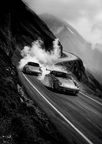 Två Porsche 911 driftar i en dimmig bergskurva-7